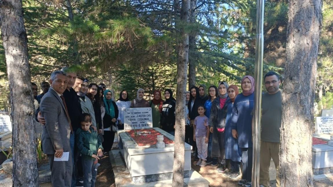 Okulumuza Adını Veren Şehit Yahya COŞKUNER' i Kabri Başında Dualarla Andık.