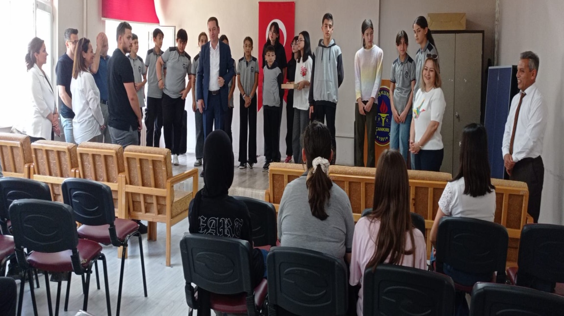 OKULUMUZDA BİR İYİLİK HAREKETİ: AKRAN NEZAKETİ PROJESİ ROZET TAKDİM TÖRENİ GERÇEKLEŞTİRİLDİ.